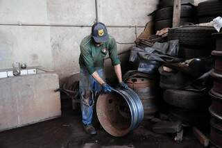 Consertos para pneus rasgados em buracos tem valor inicial de R$ 60 (Foto: Paulo Francis)