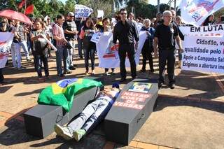 Servidores públicso federais e professores da Reme realizaram protesto no Centro da Capital. (Foto:Marcos Ermínio)