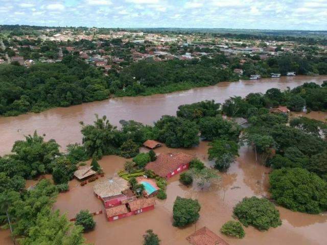 Com liga&ccedil;&atilde;o submersa, moradores esperam 5h por travessia entre cidades