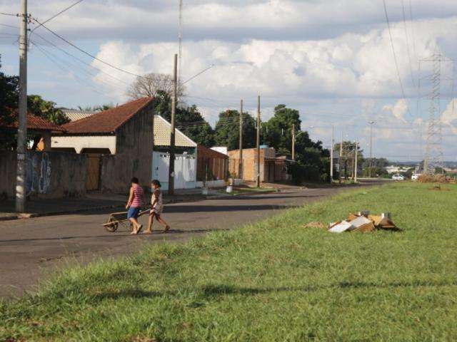 Canteiro de avenida vira lix&atilde;o e moradores do Jardim Tarum&atilde; reclamam