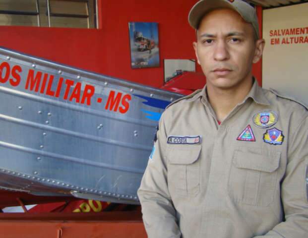  Bombeiro que salvou mulher em rio &eacute; homenageado por vereadores pela 5&ordf; vez 