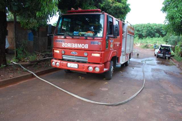 Chuva forte causa alagamentos e casa &eacute; invadida por cobra e sapo