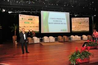 Governador Reinaldo Azambuja (PSDB) falou dos planos para o setor durante a abertura do 4º Congresso Florestal de Mato Grosso do Sul (Foto: Divulgação/Fiems)