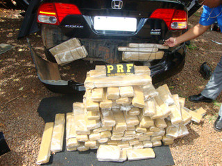 Veículos são apreendidos com 220 kg de maconha em Maracaju Veículos são apreendidos com 220 kg de maconha em Maracaju