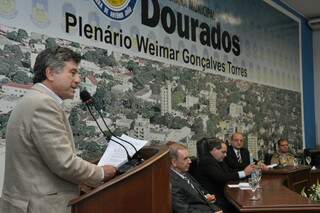 Murilo fala durante posse de delegados; prefeito defendeu mais investimento em educação e social. (Foto: A. Frota)