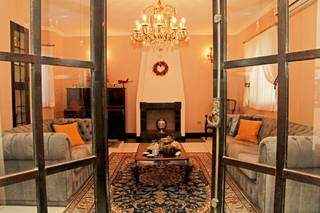 Característica do estilo normando, também presente nas casas americanas, a sala tem lareira. (Foto: Marcos Ermínio)