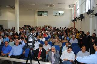 Público lota plenário para prestigiar posse de Murilo em Dourados. (Foto: Carlos Marinho/Site Douranews)