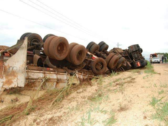 Carreta com farelo de soja tomba e interdita meia pista da MS-480
