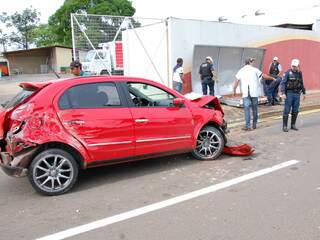 Condutor perde controle e carro “arranca” ponto de ônibus na Zahran Condutor perde controle e carro “arranca” ponto de ônibus na Zahran