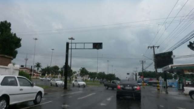 Chuva causa pane em sem&aacute;foros das principais ruas de Campo Grande