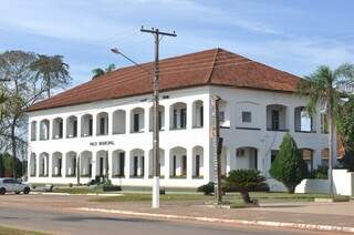 Paço municipal onde atualmente é a prefeitura já foi a casa paroquial da igreja. (Foto: Marcelo Calazans)