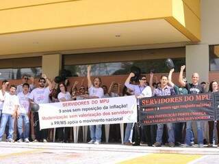Servidores protestando em frente ao MPF (Foto: Alcides Neto)