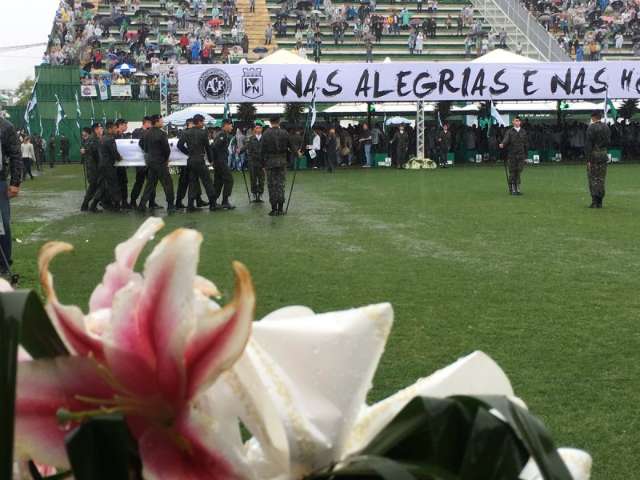 Sob l&aacute;grimas e aplausos, p&uacute;blico se despede da Chape na Arena Cond&aacute;