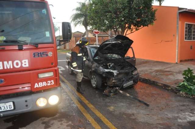 Pedreiro tem carro incendiado e preju&iacute;zo de R$ 14 mil no Tiradentes