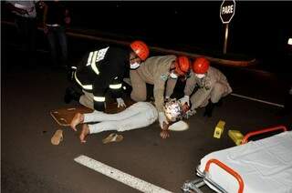 Passageira da moto teve ferimentos graves na queda (Foto: Márcio Rogério/Nova News)