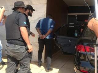 Suspeito preso chegando a delegacia (Foto: Kerolyn Araújo)