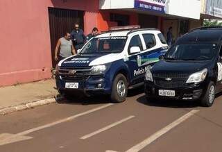 Policiais em frente ao local onde homem foi morto a tiros, em Coronel Sapucaia (Foto: Capitán Bado.com)