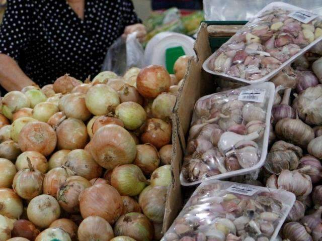 Puxado por a&ccedil;&uacute;car, batata e alho, pre&ccedil;o da cesta b&aacute;sica cai 3,2%