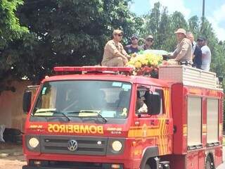 Caixão com corpo de Wescley Vasconcelos Dias foi levado em caminhão dos bombeiros até o aeroporto (Foto: Direto das Ruas)