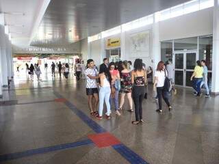 Chegada de alunos para a prova na UCDB. (Foto: Paulo Francis)