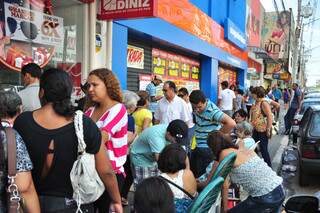 Consumidores se espremeram em uma das calçadas da rua 14 de Julho. (Foto: João Garrigó)