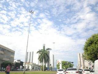 Céu claro com nuvens na tarde desta sexta-feira (31) na avenida Afonso Pena em Campo Grande (Foto: Paulo Francis)