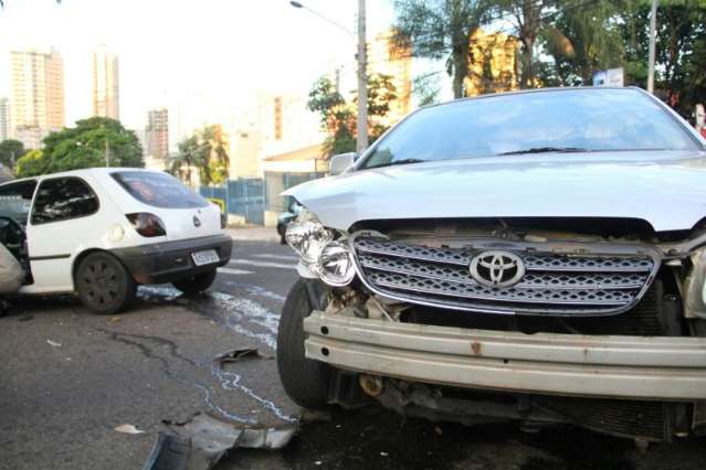 Motorista fura sinal vermelho, bate em carro e foge com cerveja na m&atilde;o