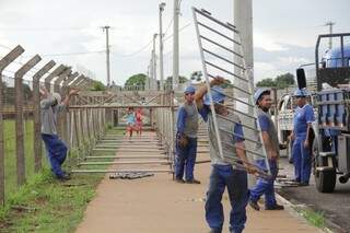 Trabalhadores durante montagem da estrutura da festa de carnaval, na tarde desta sexta-feira (Foto: Marcos Ermínio)