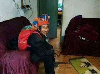 Índio sentado em sofá na sala de sede da fazenda ocupada em Antonio João, no sábado de madrugada. (Foto: Reprodução Facebook)