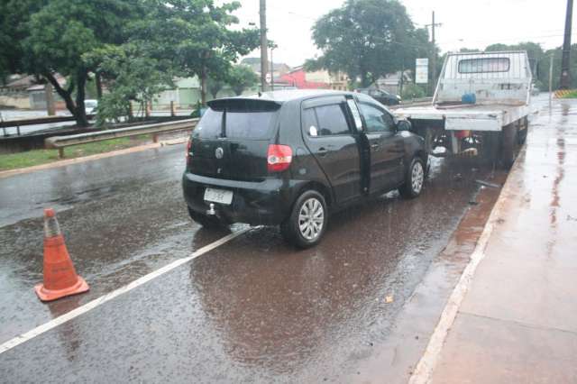 Motorista agride esposa e provoca acidente, batendo na traseira de caminh&atilde;o