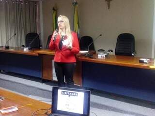 Consultora Renata Rios, durante palestra no plenarinho da Assembleia (Foto: Leonardo Rocha)