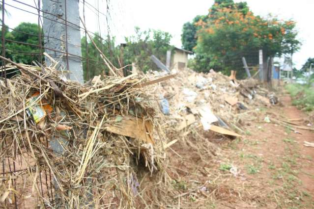 Morador ainda limpa casa 48 horas ap&oacute;s enchente e alagamentos
