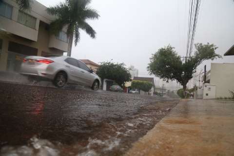 Chuva forte causa transtornos a moradores durante a madrugada