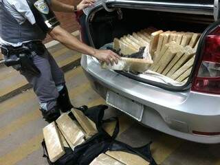 Polícia de SP faz a apreensão da carga de maconha traficada por quadrilha de MS (Foto: Divulgação/PMSP)