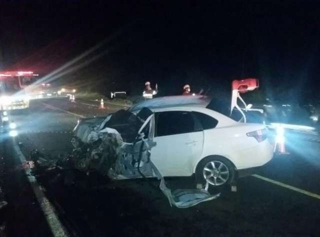 Colis&atilde;o frontal entre autom&oacute;vel e carreta mata soldado da PM na 163