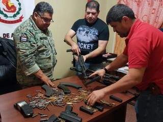 Policiais mostram armas encontradas com três brasileiros e um paraguaio, terça-feira (Foto: ABC Color)