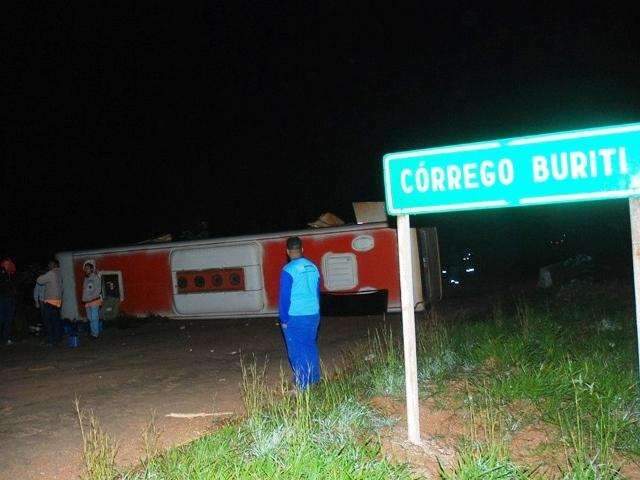 &Ocirc;nibus que transportava trabalhadores tomba na MS-395 e deixa homem ferido