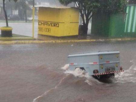 Chuva r&aacute;pida causa pontos de alagamentos em regi&otilde;es da Capital 
