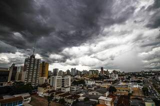 Céu de Campo Grande na tarde desta terça-feira (Foto: Saul Schramm)