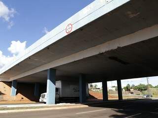 Viaduto sobre a Avenida Costa e Silva, sentido rodoviária de Campo Grande. (Foto: Kísie Ainoã/Arquivo).