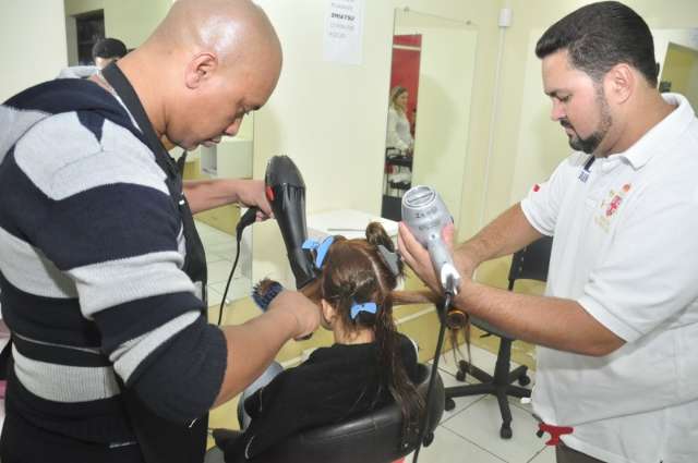 Da bomba de gasolina para a escova de cabelo: homens trocam de profiss&atilde;o