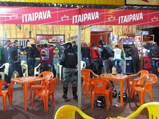 Frequentadores de bar são revistados por policiais durante operação (Foto: Divulgação/PM)