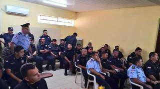 Policiais reunidos na Chefatura da Polícia Nacional em Pedro Juan, onde 20 foram presos hoje (Foto: Divulgação)