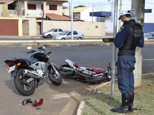  Colis&atilde;o entre moto e carro lan&ccedil;a motociclista a 15 metros de dist&acirc;ncia