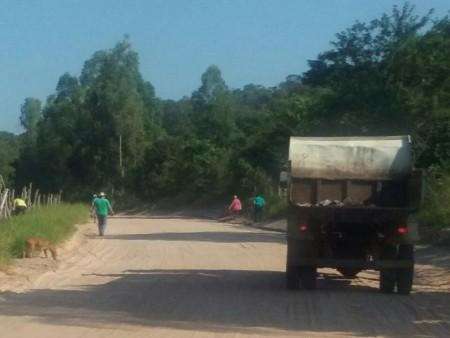 Grupo coleta 4,5 toneladas de lixo em estrada de Coxim
