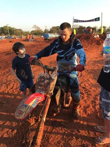 Menino prod&iacute;gio, Dudu Britto surpreende no Estadual de Motocross