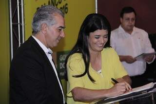 Governador Reinaldo Azambuja e secretária de Assistência Social, Rose Modesto, que também é vice-governadora, assinam contrato com metas para 2016 (Foto: Alan Nantes)