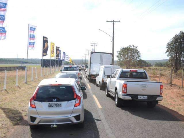 P&uacute;blico enfrenta congestionamento para deixar aut&oacute;dromo depois de prova 