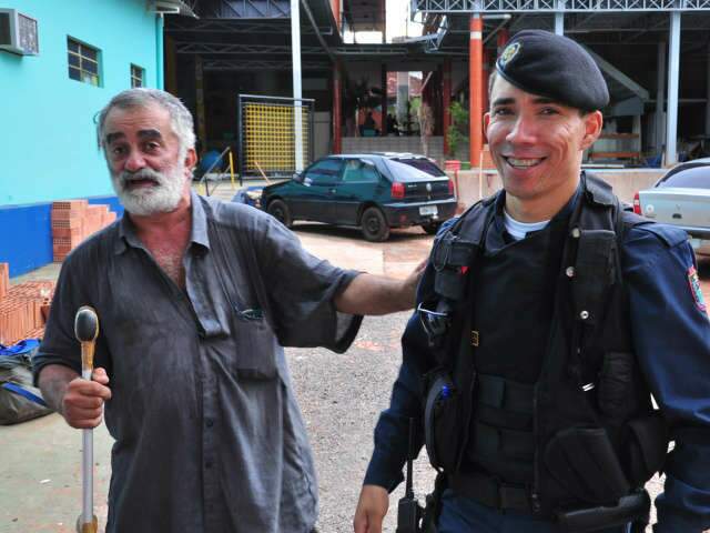  Depois de v&iacute;deo, &quot;mendigo cantor&quot; recebe convite para cantar em bar
