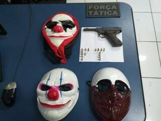Máscaras e arma usadas em assaltos em Campo Grande (Foto: Divulgação)